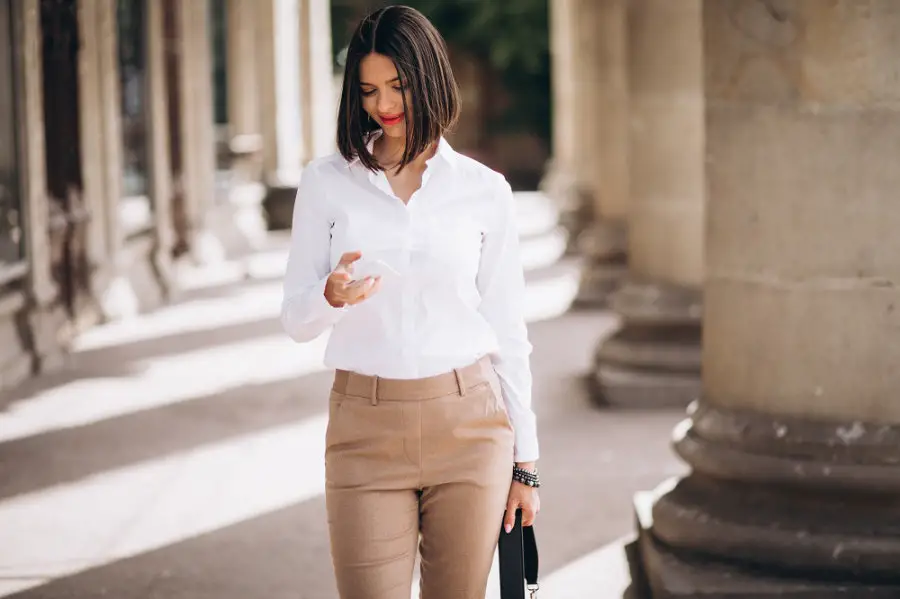 Czarna i biała bluzka damska – jak je nosić? Inspiracje