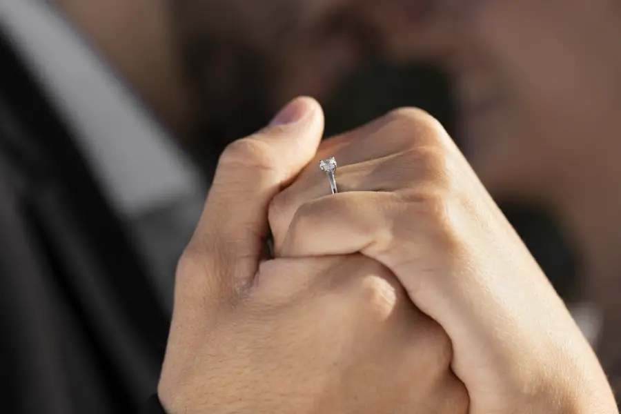 Jak nosić pierścionek zaręczynowy: tradycje, zasady i przesądy